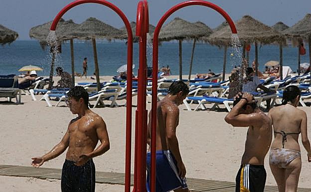 La razón por la que darte una ducha de agua fría es la peor idea para aliviar el calor