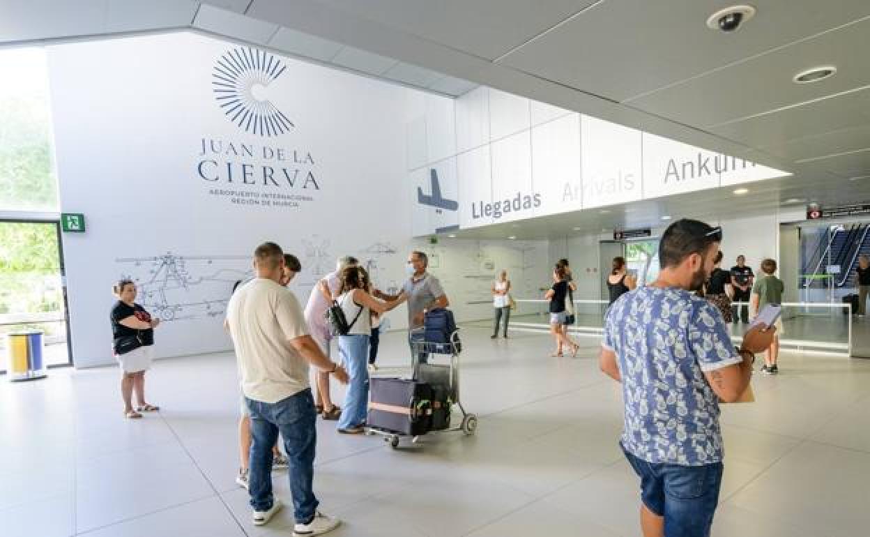 Pasajeros en el aeropuerto Juan de la Cierva.