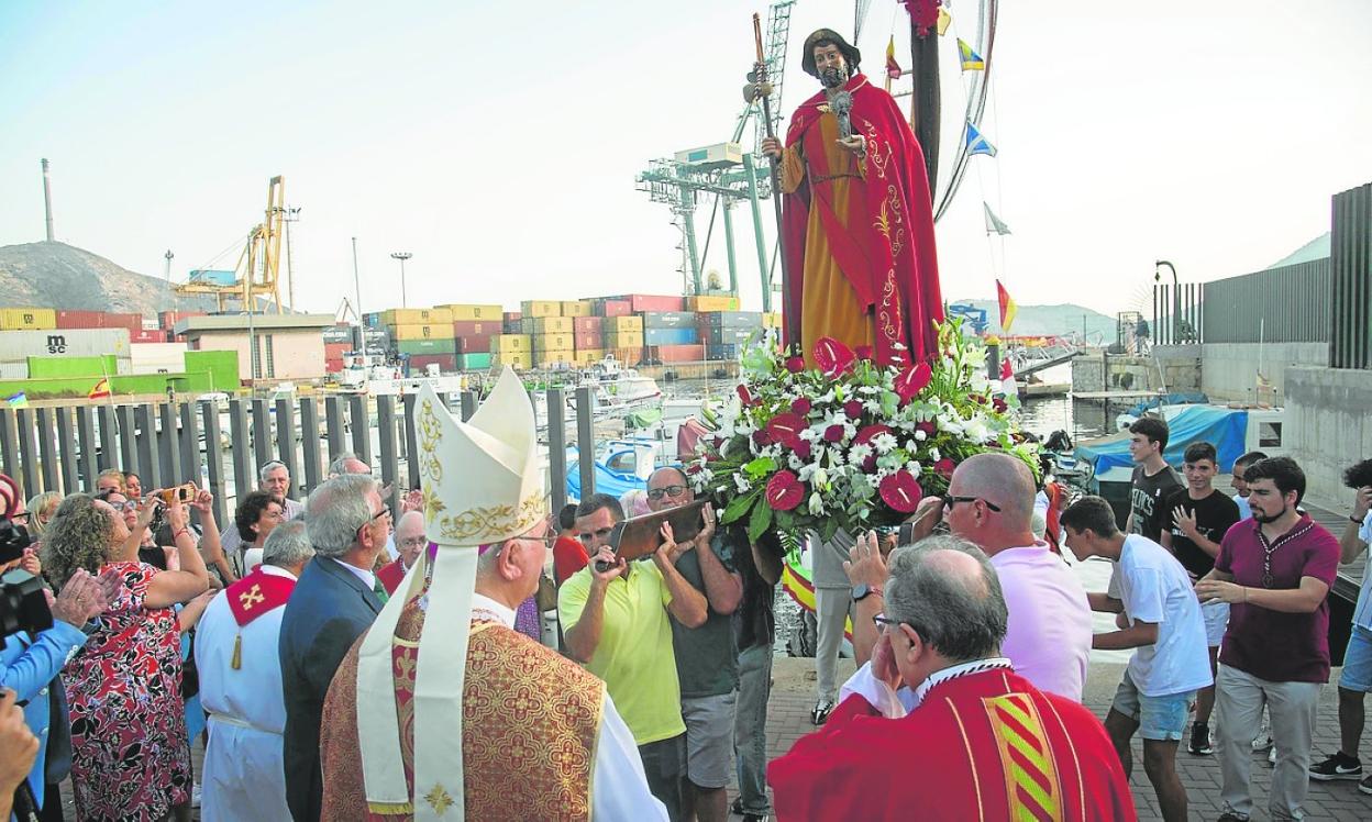 Desembarco de la imagen del apóstol en la dársena que lleva su nombre. 