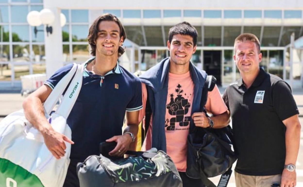 Alcaraz junto a Musetti, ayer en el aeropuerto de Hamburgo. 