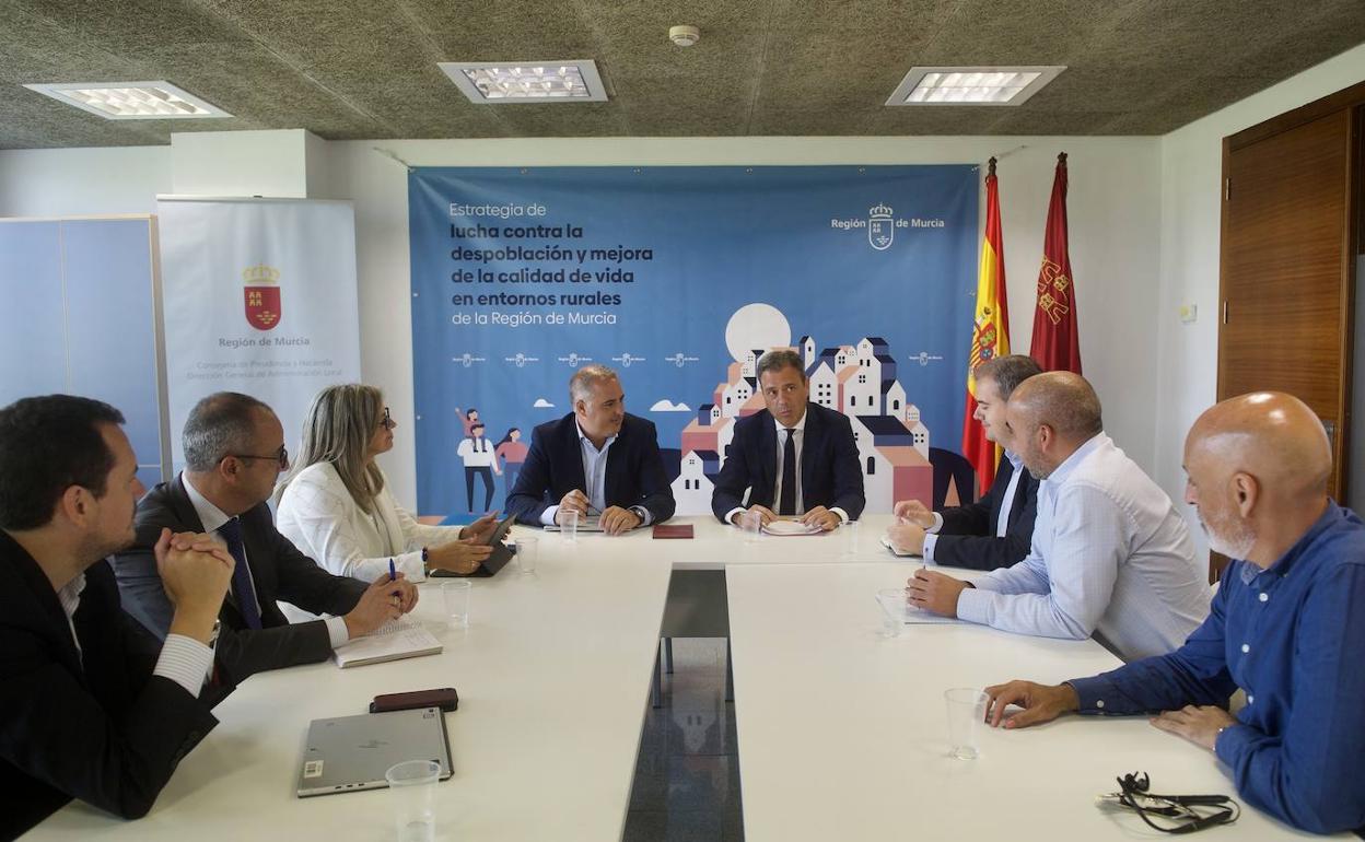 La reunión de la Comunidad celebrada para implantar cajeros automáticos en las zonas afectadas por la despoblación en la Región de Murcia.