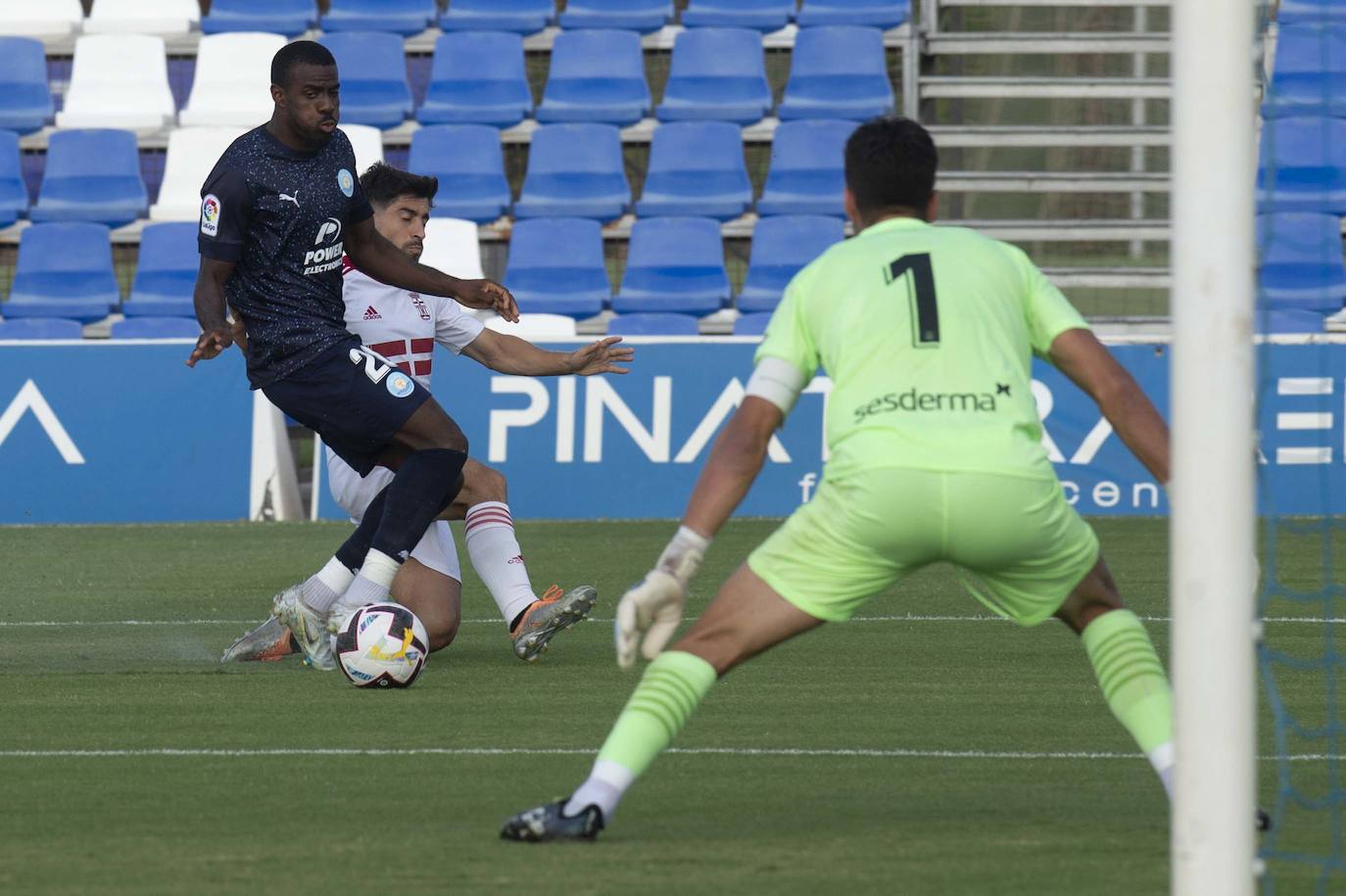 Fotos: El Efesé reverdece frente al Ibiza