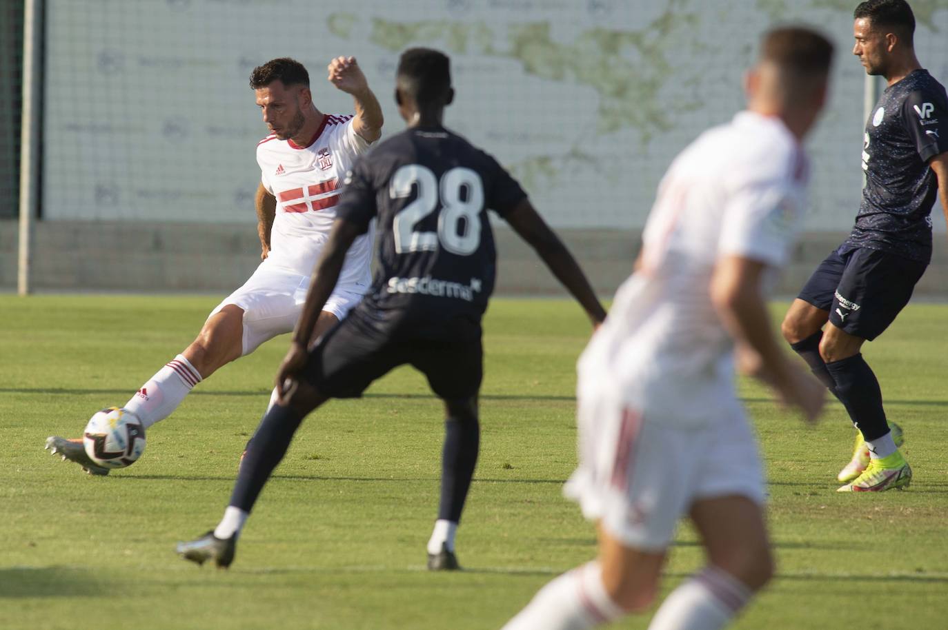 Fotos: El Efesé reverdece frente al Ibiza