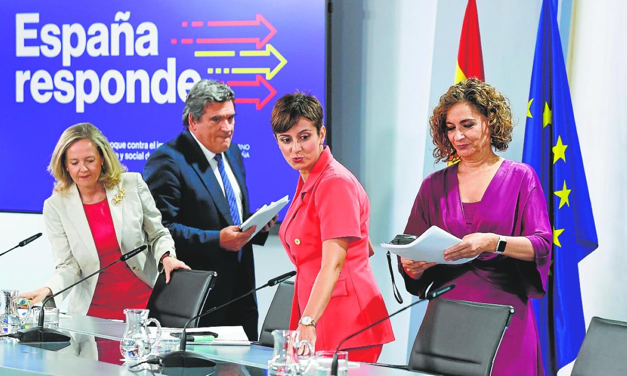 Los ministros Nadia Calviño, José Luis Escrivá, Isabel Rodríguez y María Jesús Montero, ayer en La Moncloa. 