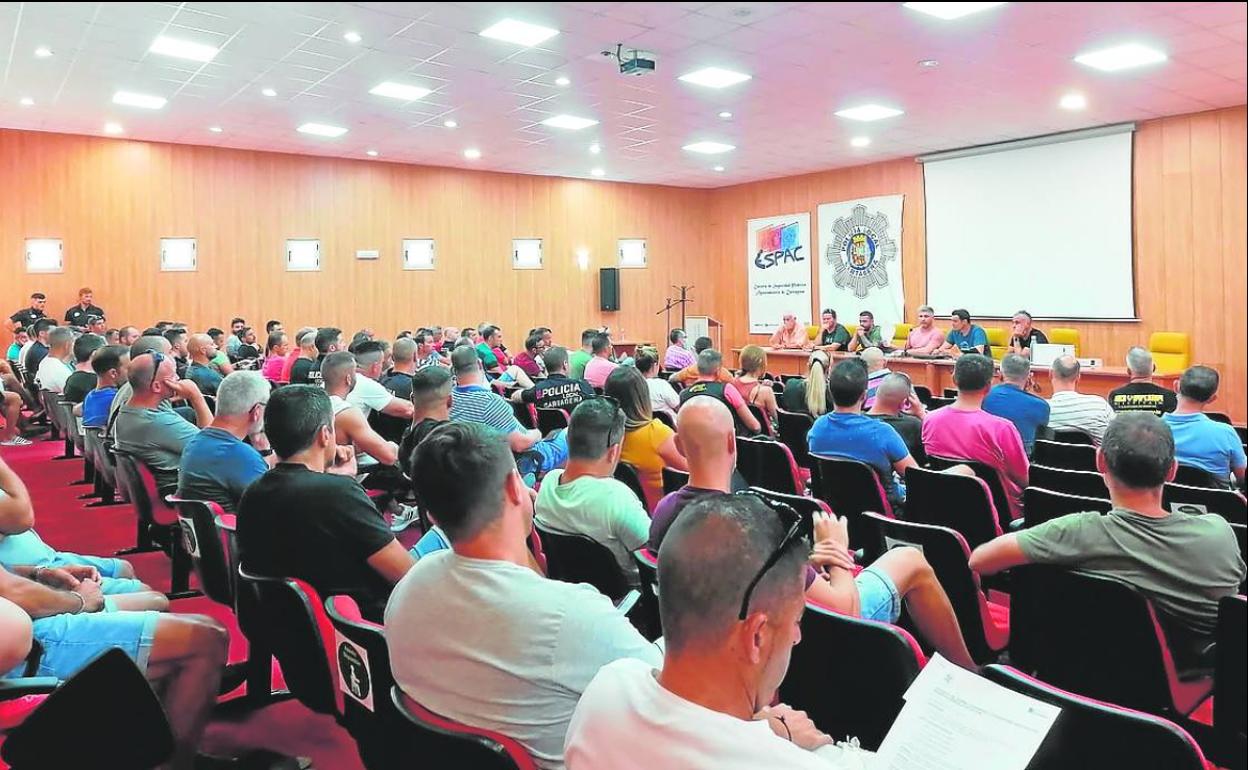 Asamblea de agentes, este viernes, en el Parque de Seguridad.