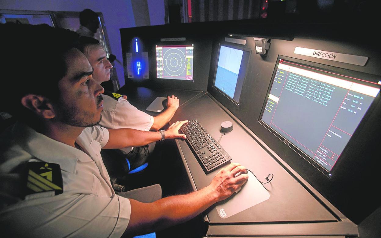 Varios marinos se adiestran en una de las nuevas consolas del simulador. 