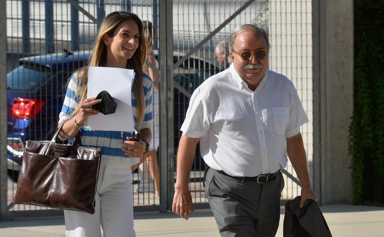 Fernando Berberena y su abogada llegan a la Ciudad de la Justicia de Murcia, en una fotografía de archivo.