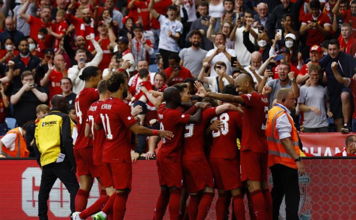Los jugadores del Liverpool celebra el gol de Darwin Núñez. 