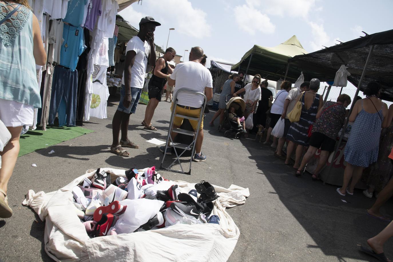Fotos: Los manteros invaden el mercadillo de Cabo de Palos pese al dispositivo policial