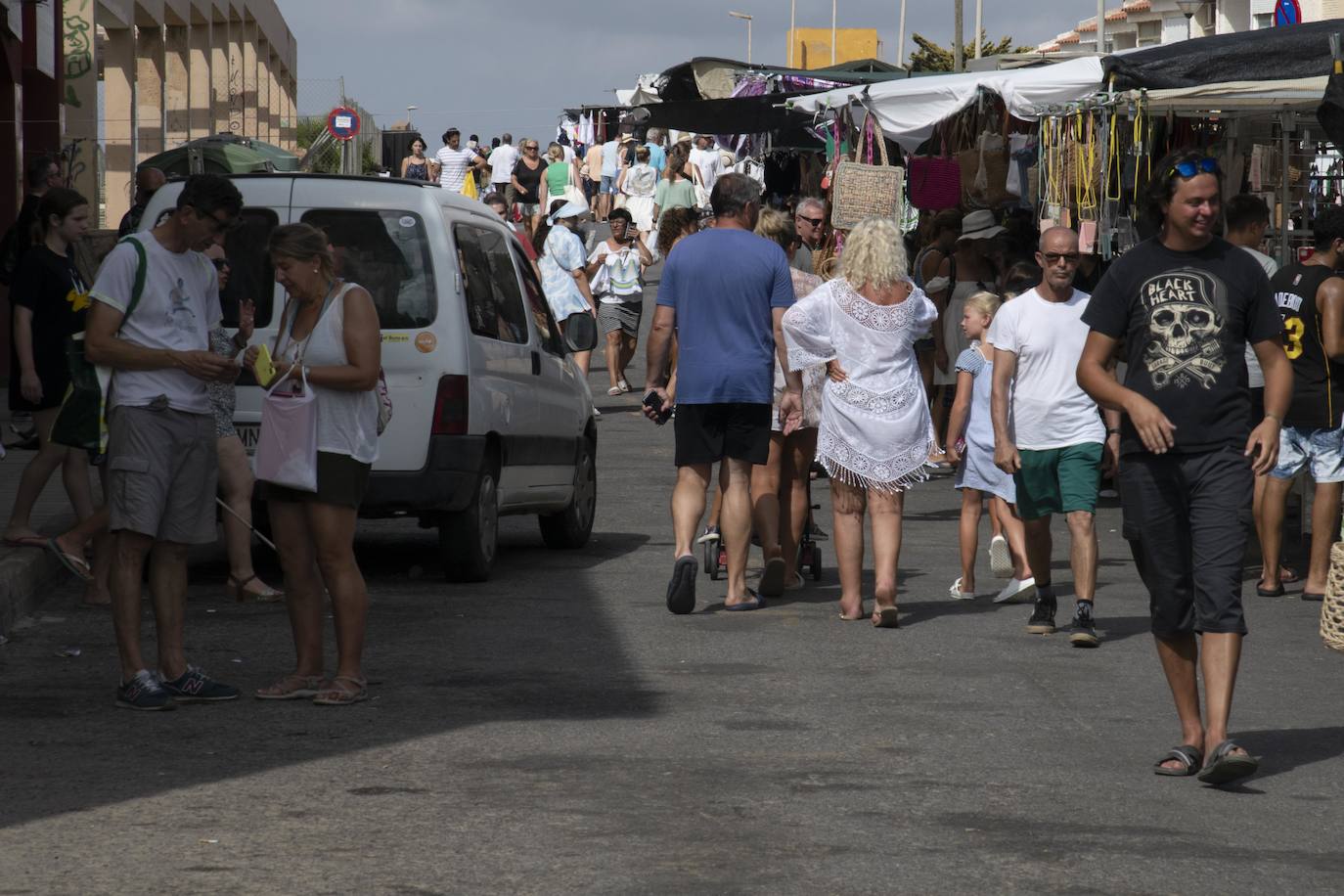 Fotos: Los manteros invaden el mercadillo de Cabo de Palos pese al dispositivo policial