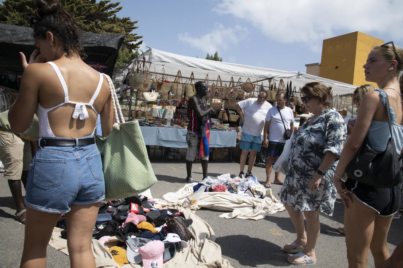 Fotos: Los manteros invaden el mercadillo de Cabo de Palos pese al dispositivo policial