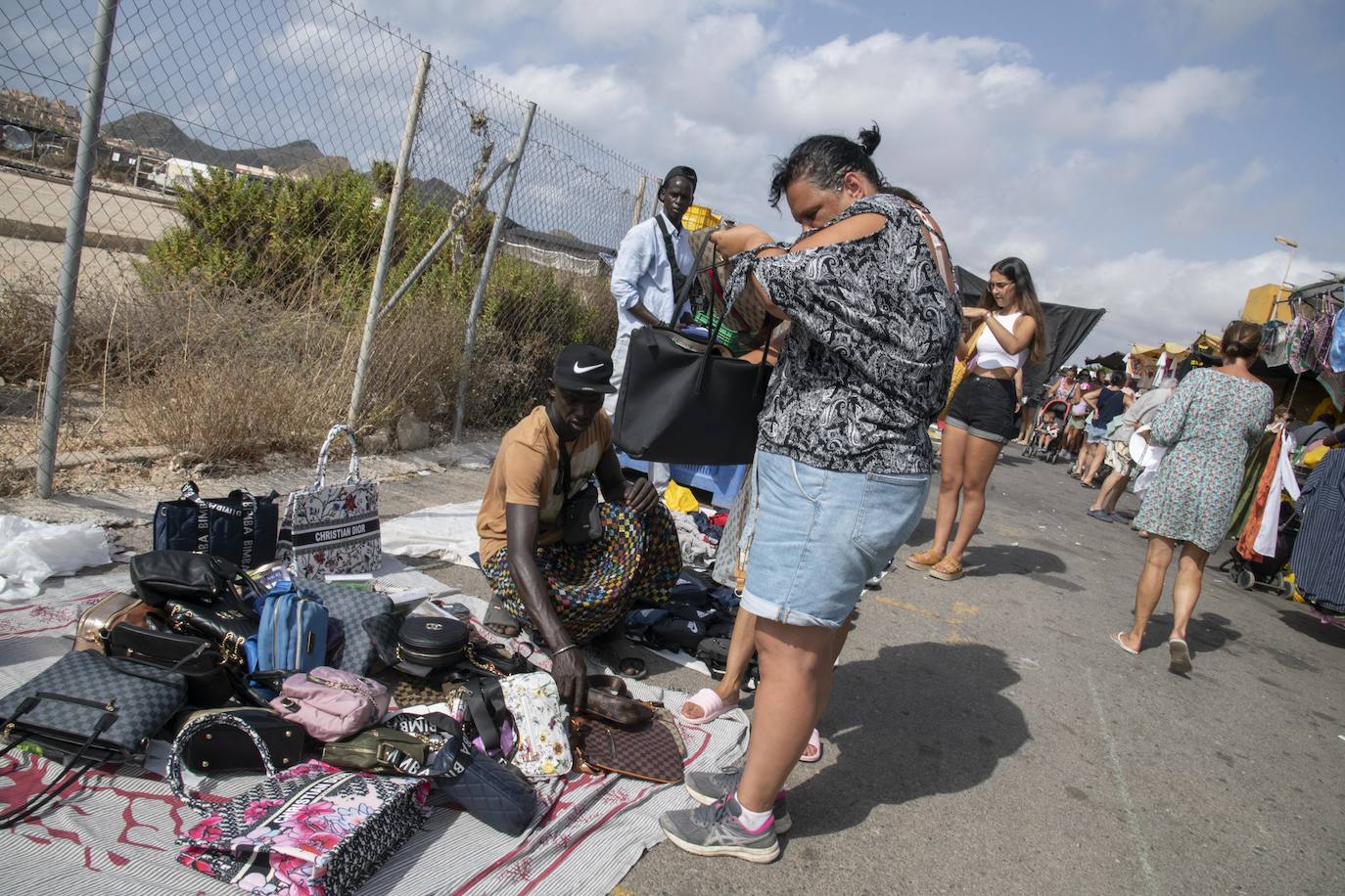 Fotos: Los manteros invaden el mercadillo de Cabo de Palos pese al dispositivo policial