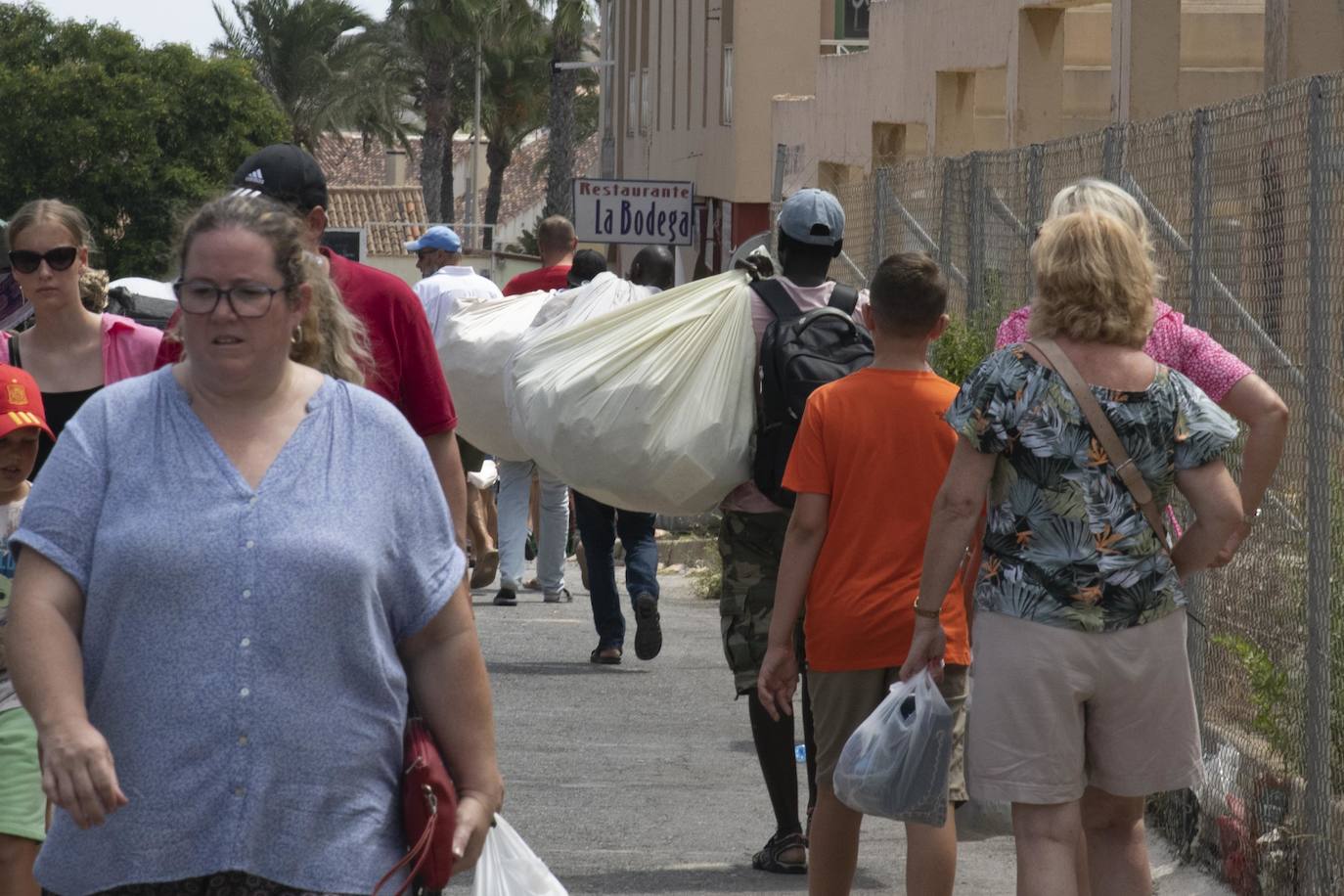 Fotos: Los manteros invaden el mercadillo de Cabo de Palos pese al dispositivo policial