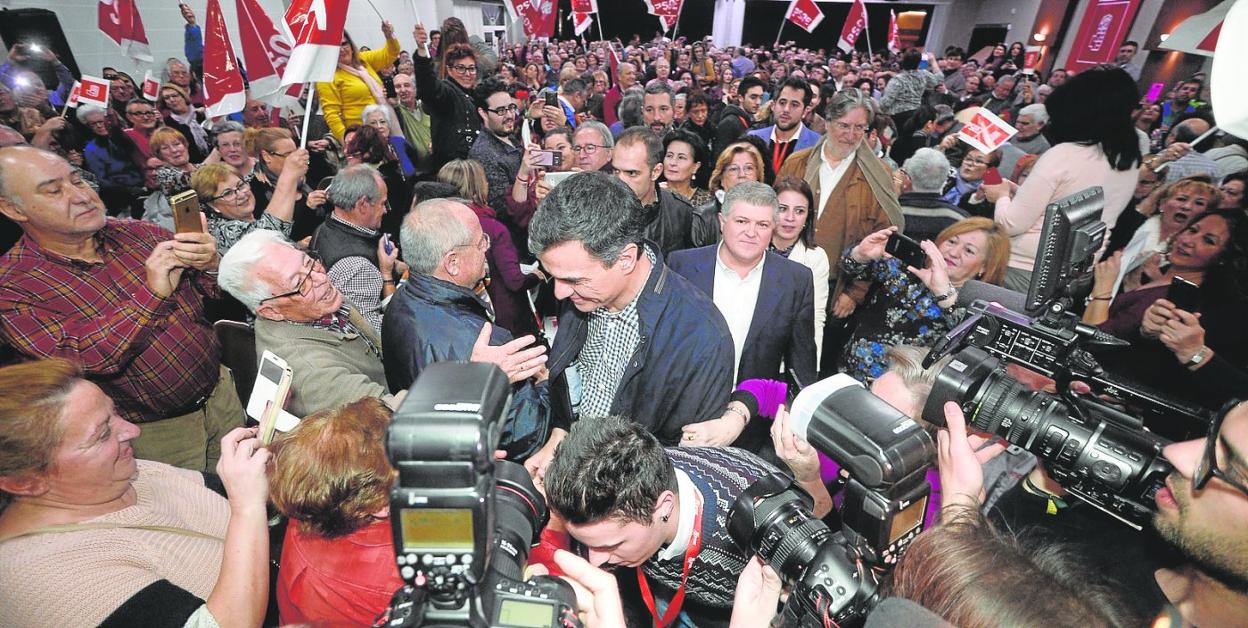 Pedro Sánchez, José Vélez y Adriana Lastra, a su entrada en el acto que se celebró el 7 de febrero de 2017 en Calasparra. 