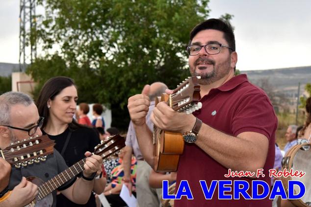 El pasado sábado, 30 de julio del 2022, en la explanada junto al Restaurante El Cortijo, en el Campo de San Juan, se celebró el XXX ENCUENTRO DE CUADRILLAS DE ANIMEROS EN EL NOROESTE MURCIANO. Las cuadrillas invitadas empezaron a llegar y a hacer música mientras se hacía la hora de degustar una merienda/cena que se les ofreció a las mismas. A continuación tuvo lugar el homenaje a Salvador Ondoño López, fallecido hace solo unos días.