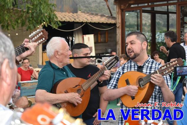 El pasado sábado, 30 de julio del 2022, en la explanada junto al Restaurante El Cortijo, en el Campo de San Juan, se celebró el XXX ENCUENTRO DE CUADRILLAS DE ANIMEROS EN EL NOROESTE MURCIANO. Las cuadrillas invitadas empezaron a llegar y a hacer música mientras se hacía la hora de degustar una merienda/cena que se les ofreció a las mismas. A continuación tuvo lugar el homenaje a Salvador Ondoño López, fallecido hace solo unos días.