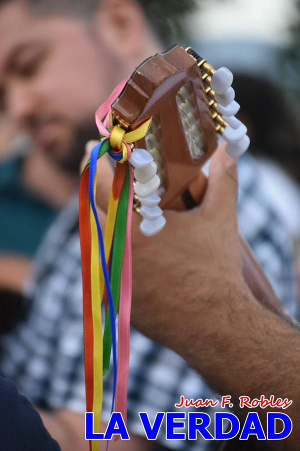 El pasado sábado, 30 de julio del 2022, en la explanada junto al Restaurante El Cortijo, en el Campo de San Juan, se celebró el XXX ENCUENTRO DE CUADRILLAS DE ANIMEROS EN EL NOROESTE MURCIANO. Las cuadrillas invitadas empezaron a llegar y a hacer música mientras se hacía la hora de degustar una merienda/cena que se les ofreció a las mismas. A continuación tuvo lugar el homenaje a Salvador Ondoño López, fallecido hace solo unos días.