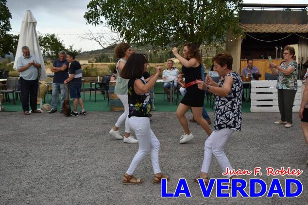 El pasado sábado, 30 de julio del 2022, en la explanada junto al Restaurante El Cortijo, en el Campo de San Juan, se celebró el XXX ENCUENTRO DE CUADRILLAS DE ANIMEROS EN EL NOROESTE MURCIANO. Las cuadrillas invitadas empezaron a llegar y a hacer música mientras se hacía la hora de degustar una merienda/cena que se les ofreció a las mismas. A continuación tuvo lugar el homenaje a Salvador Ondoño López, fallecido hace solo unos días.