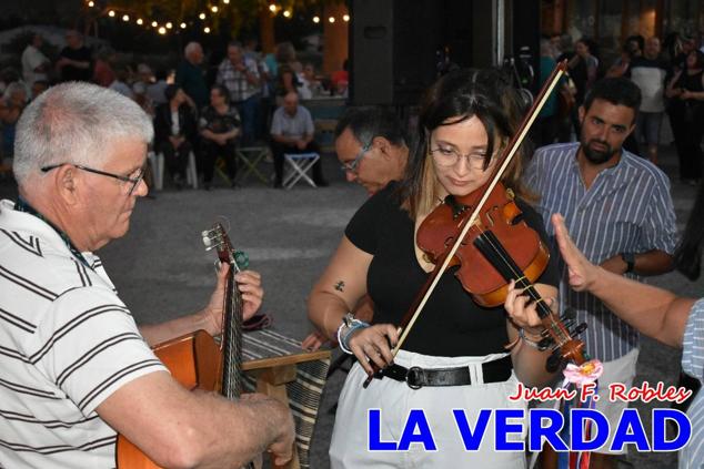 El pasado sábado, 30 de julio del 2022, en la explanada junto al Restaurante El Cortijo, en el Campo de San Juan, se celebró el XXX ENCUENTRO DE CUADRILLAS DE ANIMEROS EN EL NOROESTE MURCIANO. Las cuadrillas invitadas empezaron a llegar y a hacer música mientras se hacía la hora de degustar una merienda/cena que se les ofreció a las mismas. A continuación tuvo lugar el homenaje a Salvador Ondoño López, fallecido hace solo unos días.