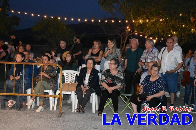 El pasado sábado, 30 de julio del 2022, en la explanada junto al Restaurante El Cortijo, en el Campo de San Juan, se celebró el XXX ENCUENTRO DE CUADRILLAS DE ANIMEROS EN EL NOROESTE MURCIANO. Las cuadrillas invitadas empezaron a llegar y a hacer música mientras se hacía la hora de degustar una merienda/cena que se les ofreció a las mismas. A continuación tuvo lugar el homenaje a Salvador Ondoño López, fallecido hace solo unos días.