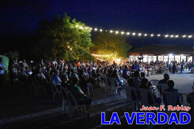 El pasado sábado, 30 de julio del 2022, en la explanada junto al Restaurante El Cortijo, en el Campo de San Juan, se celebró el XXX ENCUENTRO DE CUADRILLAS DE ANIMEROS EN EL NOROESTE MURCIANO. Las cuadrillas invitadas empezaron a llegar y a hacer música mientras se hacía la hora de degustar una merienda/cena que se les ofreció a las mismas. A continuación tuvo lugar el homenaje a Salvador Ondoño López, fallecido hace solo unos días.