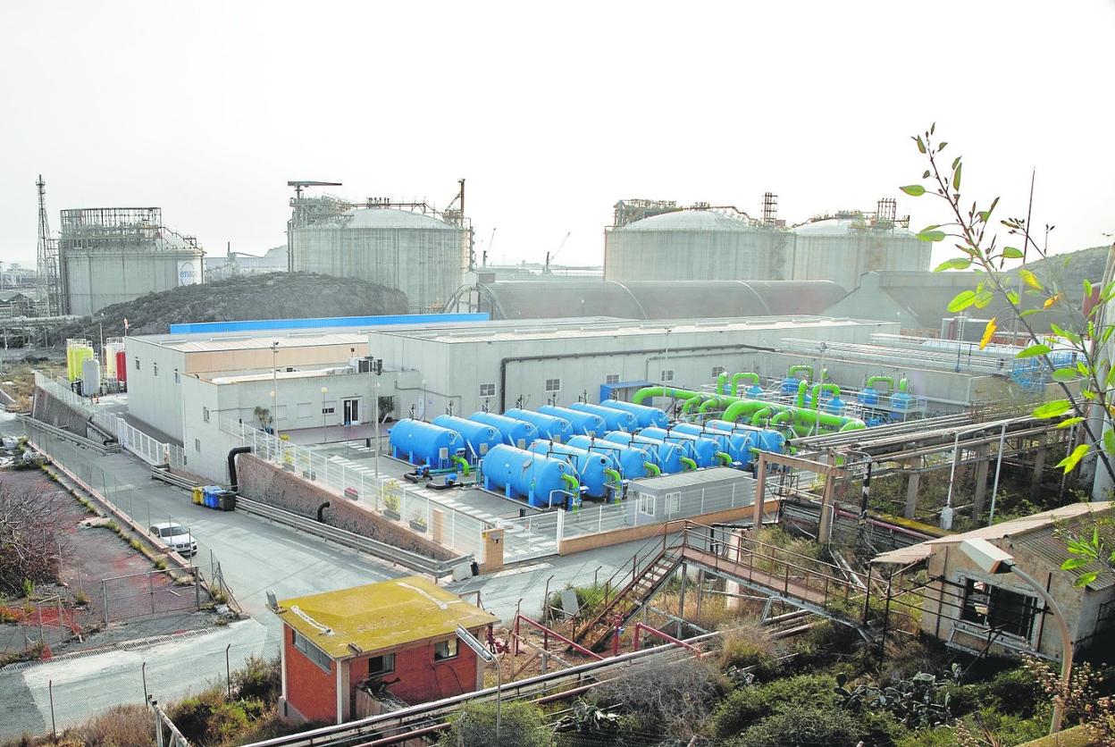 Instalaciones de la desaladora de Escombreras, en la dársena cartagenera, junto a los depósitos de Enagás. 