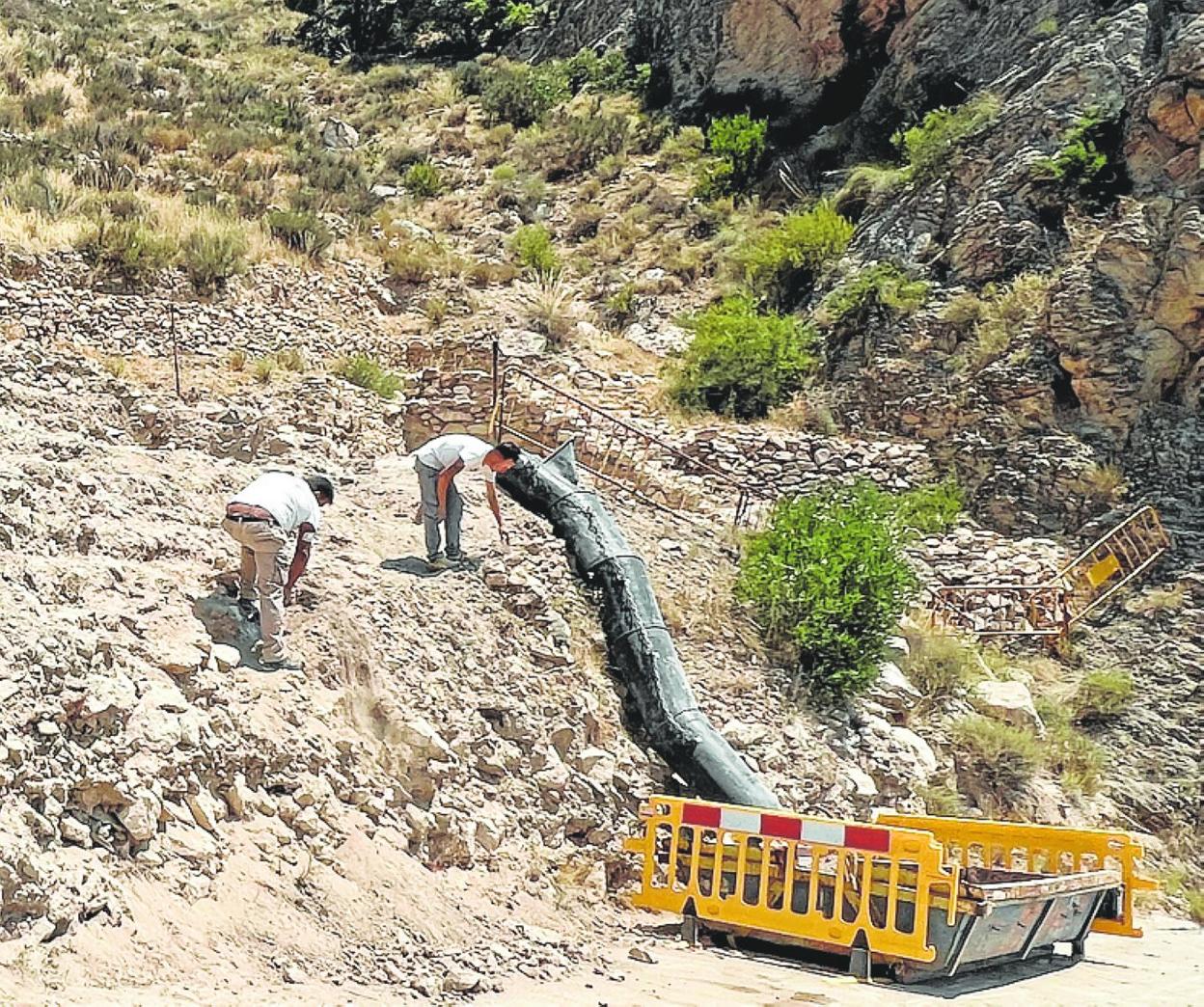 Dos operarios trabajan en el yacimiento. 