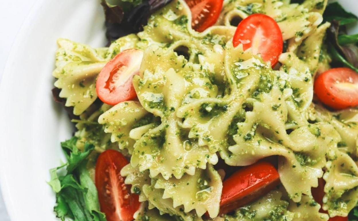 Ensalada de farfalle al pesto.