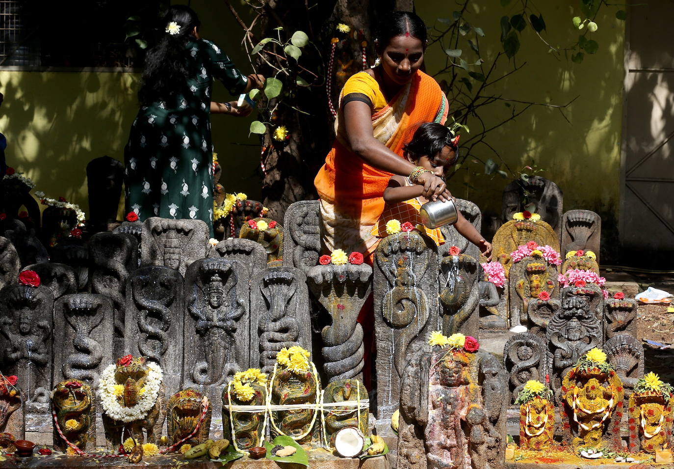 Fotos: Ofrendas y adoración a las serpientes en Bangalore