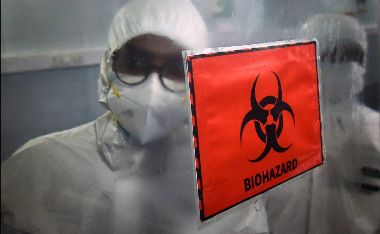 Técnicos de laboratorio que manipulan el virus de la viruela del mono. 