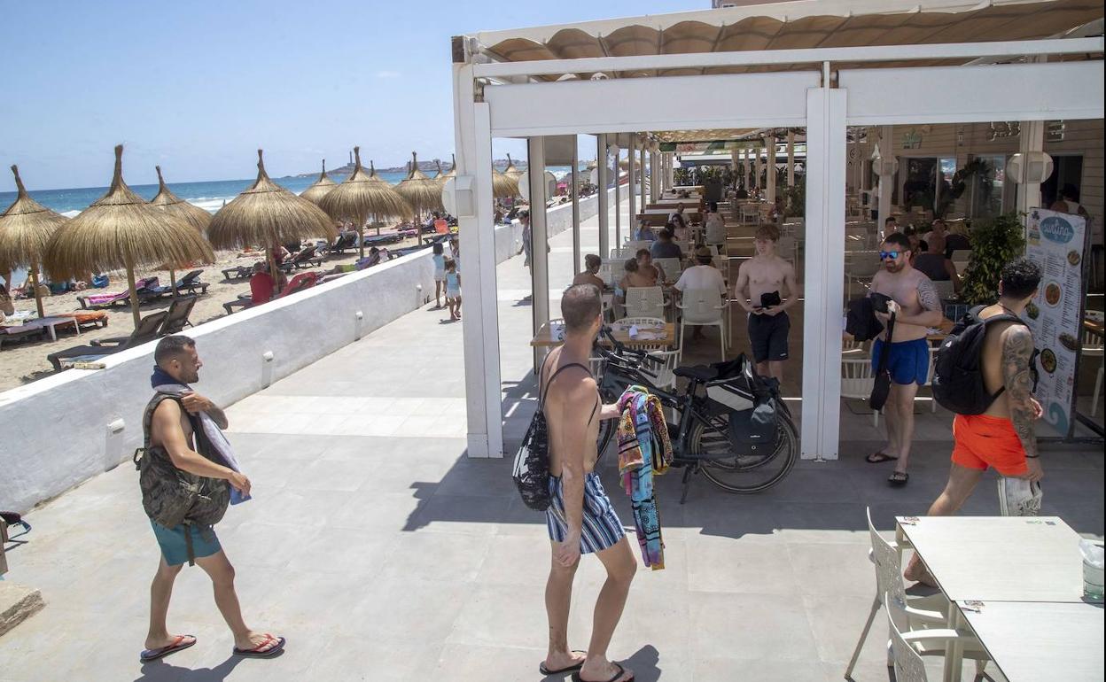 Clientes de un chiringuito en una playa de La Manga.