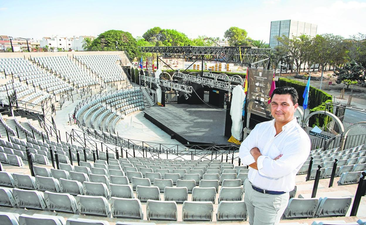 José Miguel Luengo, alcalde de San Javier, en el parque Almansa, con el nuevo teatro de invierno al fondo. 