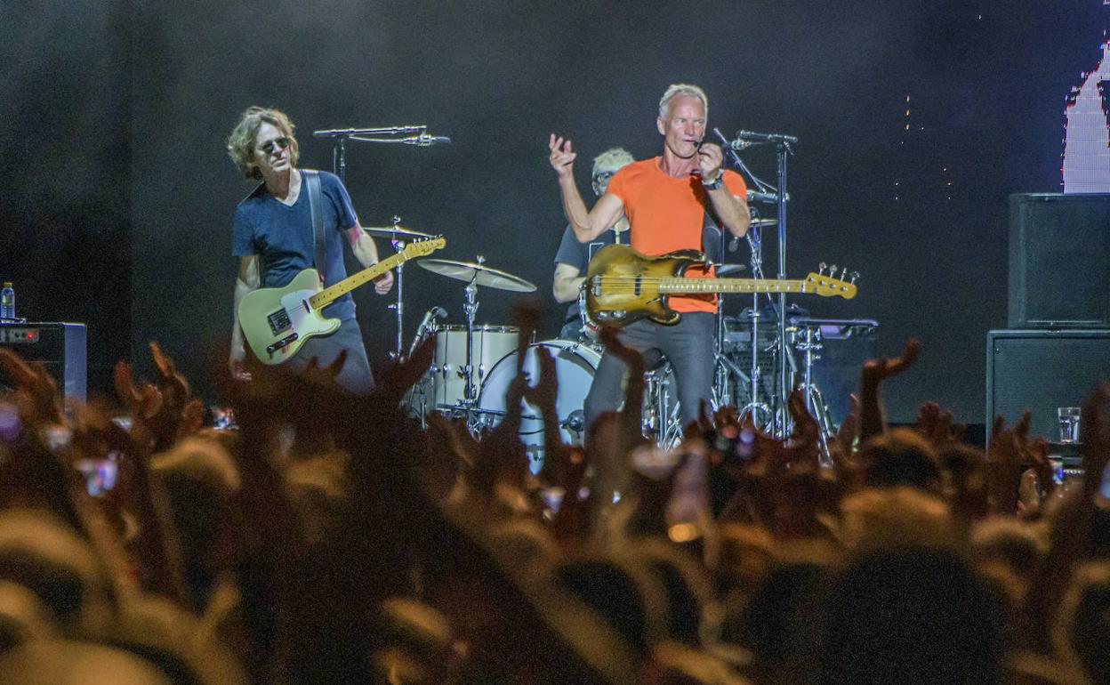 El cantante Sting, en la plaza de toros de Murcia, anoche, ante miles de seguidores. 