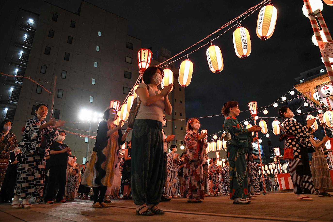 Fotos: La danza de Tokio que honra a los espíritus ancestrales