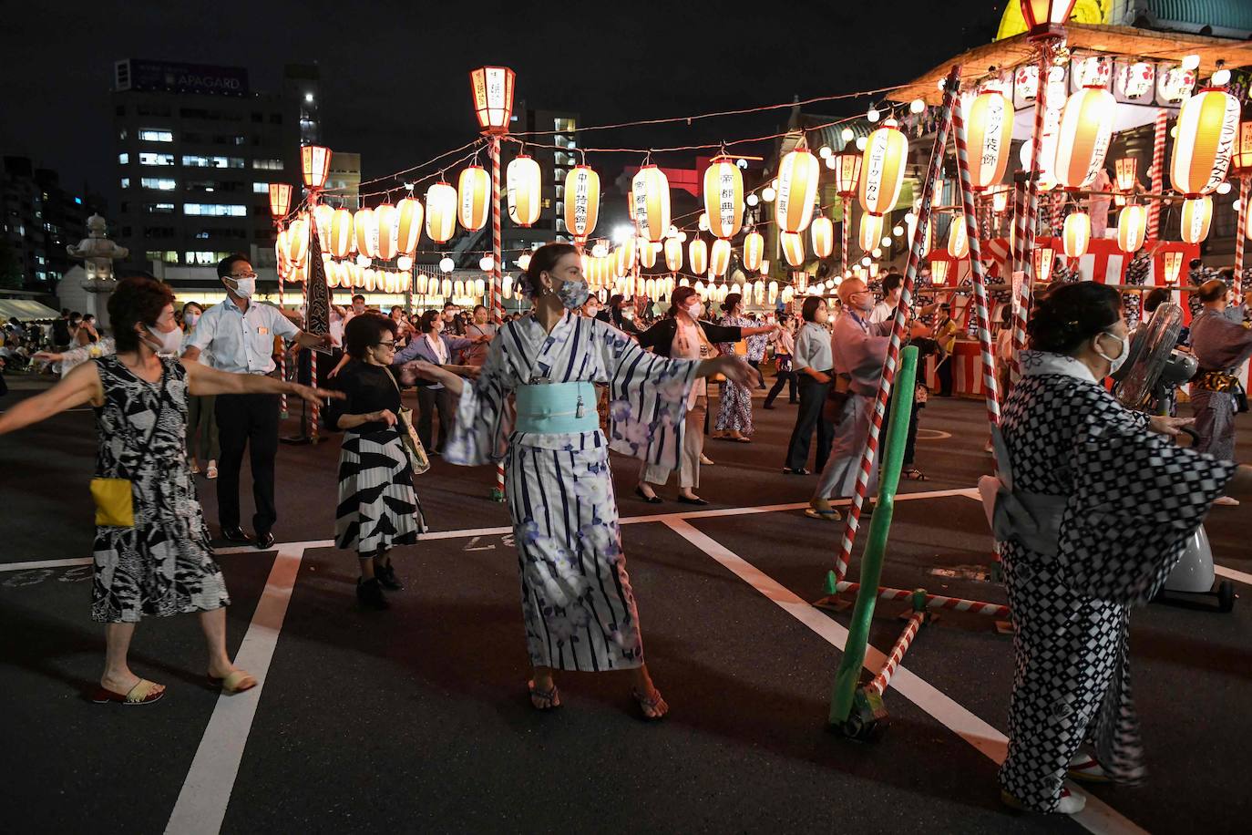 Fotos: La danza de Tokio que honra a los espíritus ancestrales