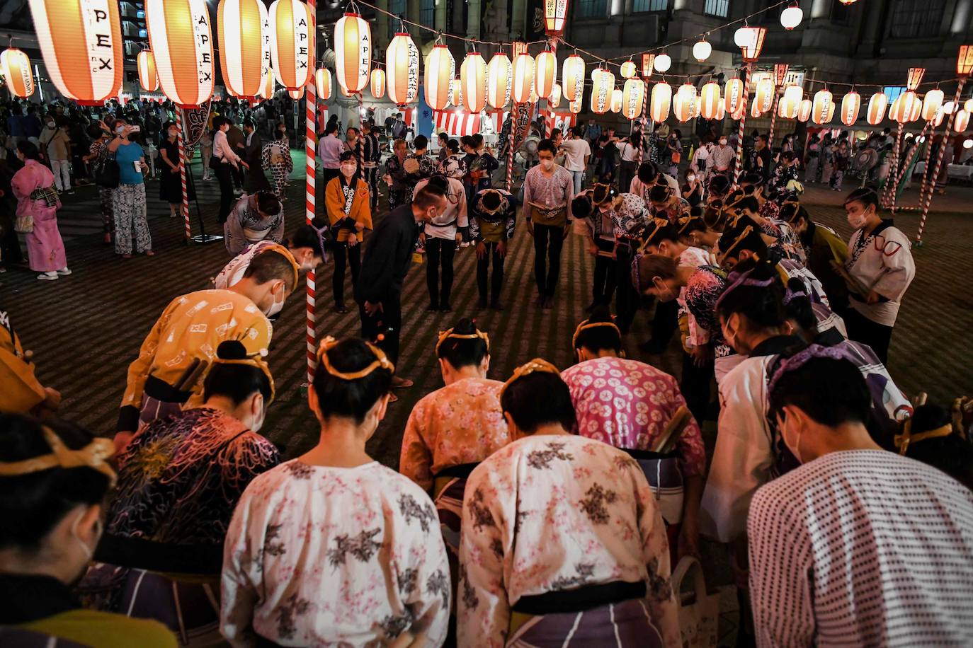 Fotos: La danza de Tokio que honra a los espíritus ancestrales