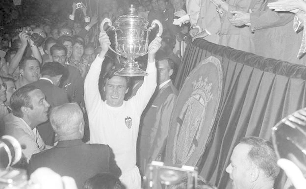 Roberto Gil alza la Copa de 1967 en presencia de Franco.