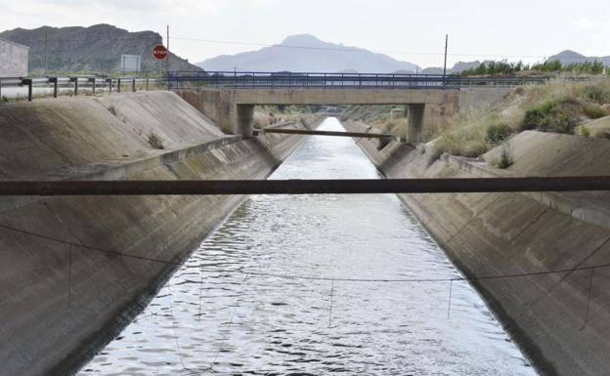 Imagen de archivo del canal del Trasvase a su paso por Molina. 