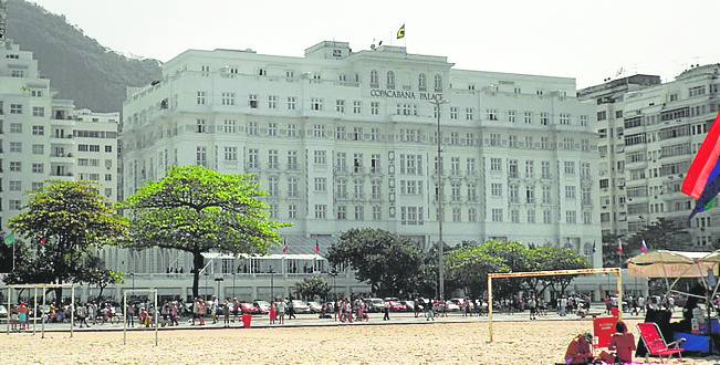 Hotel Copacabana (muy bueno). América-Brasil-Río de Janeiro. Frente a la playa de Copacabana, dispone de una inolvidable piscina, contando con una decoración elegante y refinada. La Reina Sofia se ha hospedado allí en una ocasión.