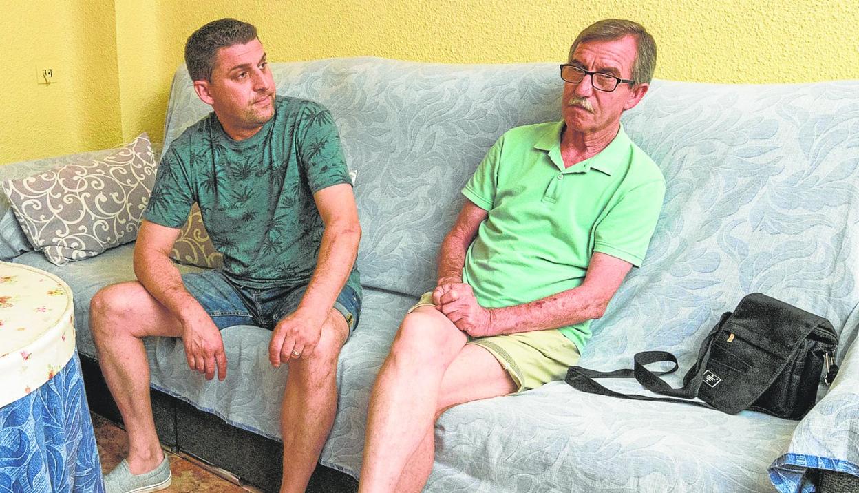 Pedro y Andrés Ruiz, hermano y padre del trabajador fallecido en julio en las instalaciones de Enagás, en la casa familiar de Algezares, en Murcia. 