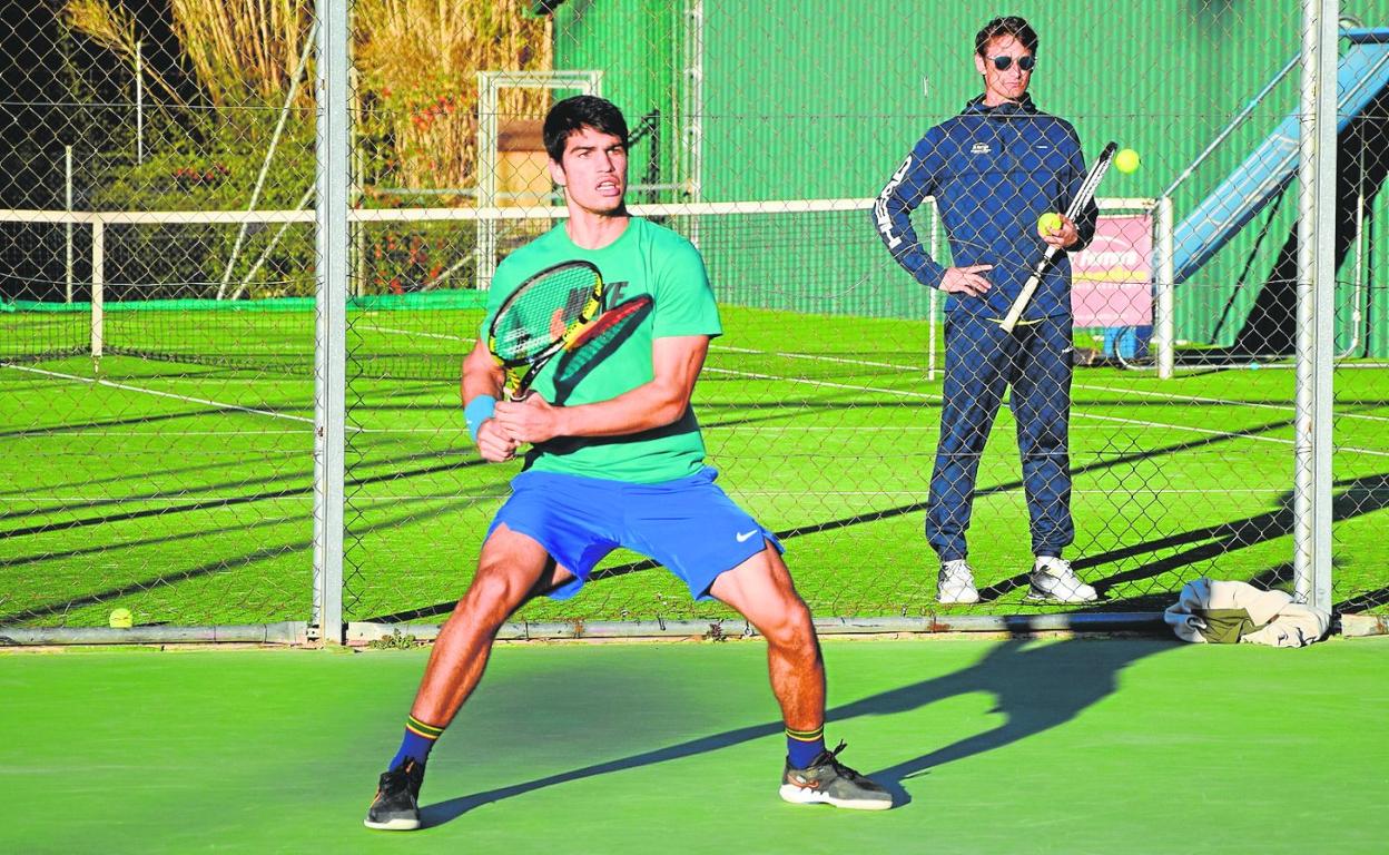 Carlos Alcaraz entrena en Villena en pista dura; detrás, Juan carlos Ferrero. 