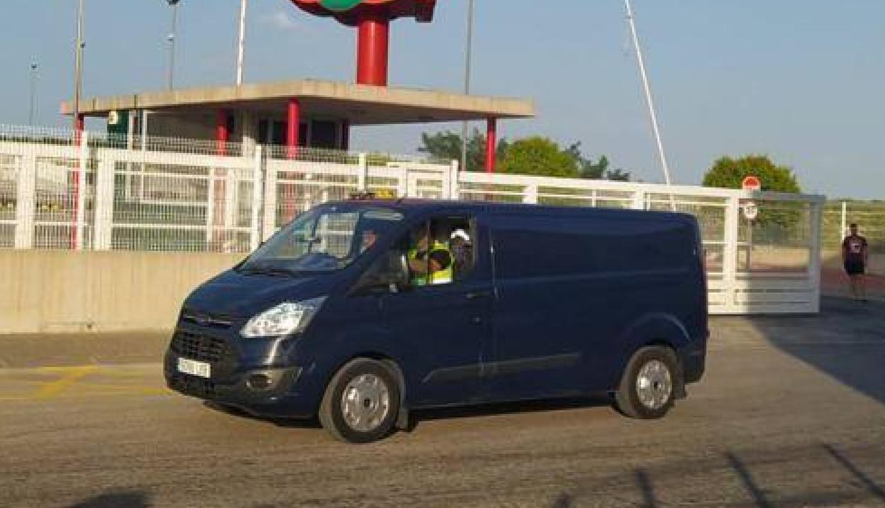 Un furgón judicial sale de la empresa tras el levantamiento del cadáver de la trabajadora de 25 años que falleció el pasado jueves en el polígono industrial de Mula. 