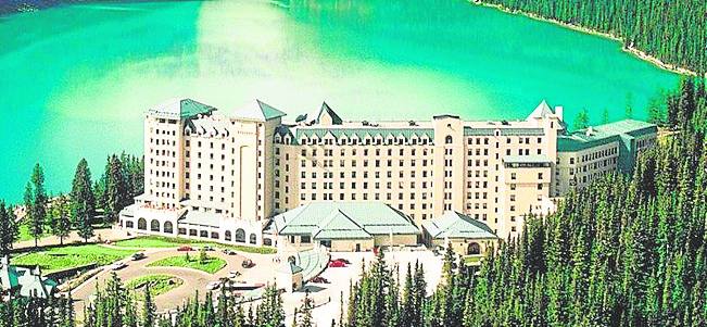 Fairmont Chateau Lake Louise (muy bueno). América-Canadá-Banff. Absolutamente recomendable por las vistas que ofrece del lago Louise y del glaciar Victoria. Tiene una cocina regional de mucha calidad y una gran variedad de rutas para hacer senderismo. Está a 127 km de Calgary. Los parques nacionales de Banff y de Hasper deberían incluirse en cualquier visita.