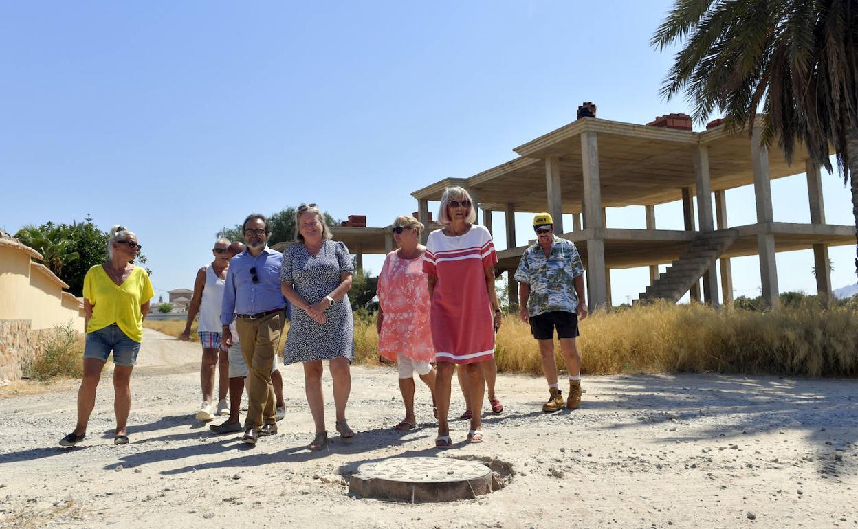 Algunos de los vecinos, encabezados por su portavoz, Linda House (2d), y acompañados por el abogado Pedro Rivera (con pantalón largo) y Maura Hillen.