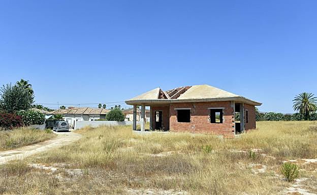 Acceso a una de las viviendas del Valle del Sol, junto a una estructura abandonada hace años. 