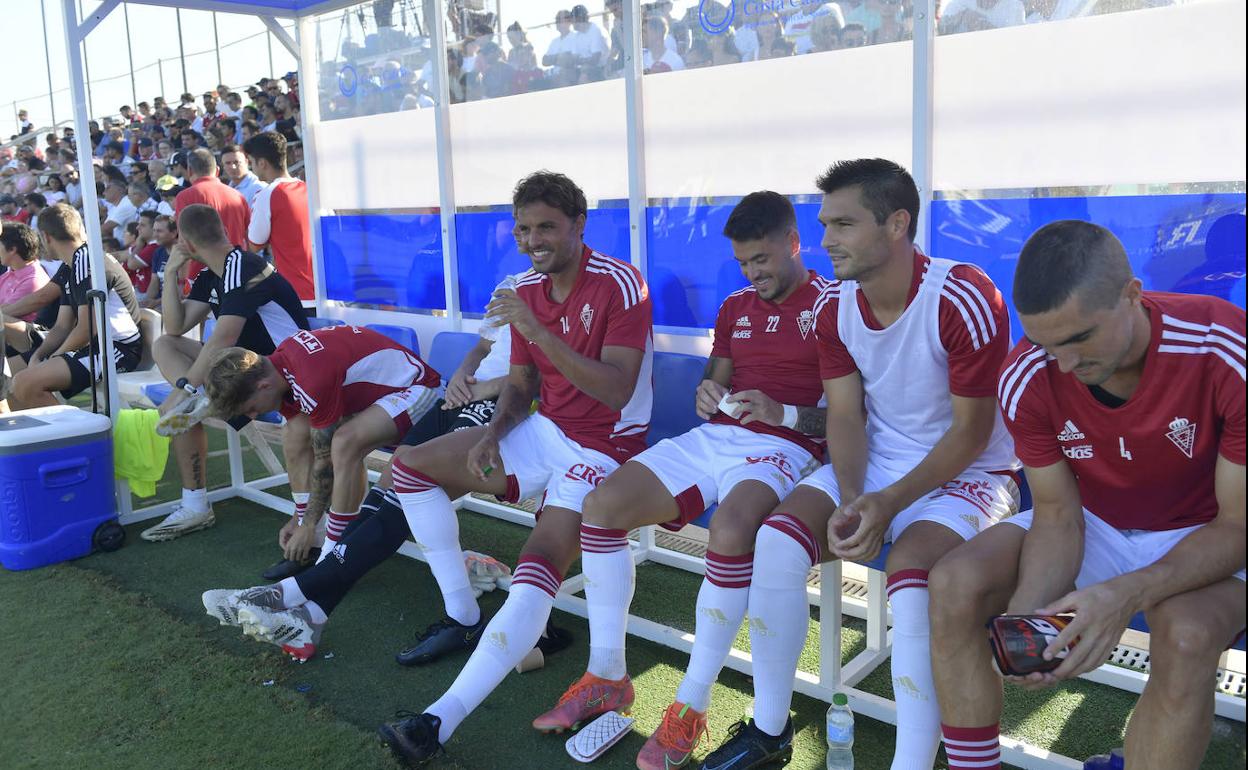 Pedro León, junto a sus compañeros de banquillo, antes del arranque de la primera parte.