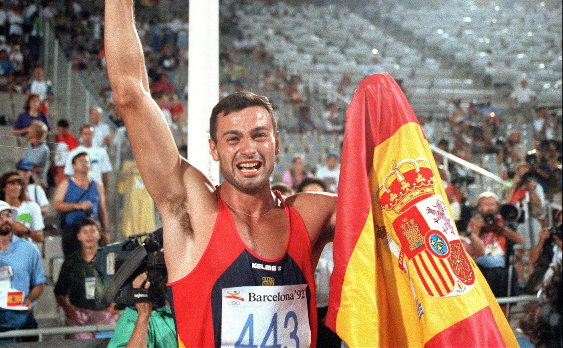 El decatleta de Alhama, muy emocionado, tras lograr la medalla de plata, el 6 de agosto de 1992 en el estadio de Montjuic.