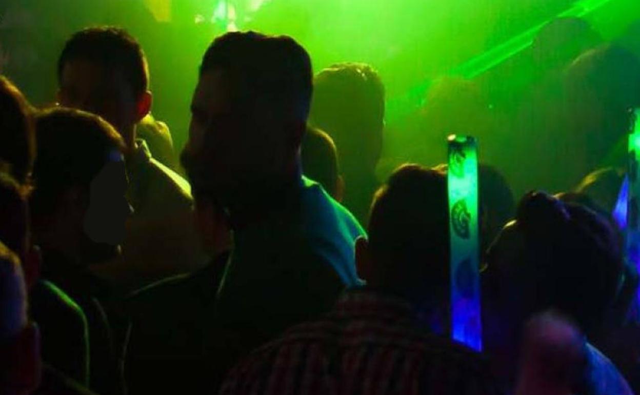 Un grupo de jóvenes baila en una discoteca, en una imagen de archivo. 