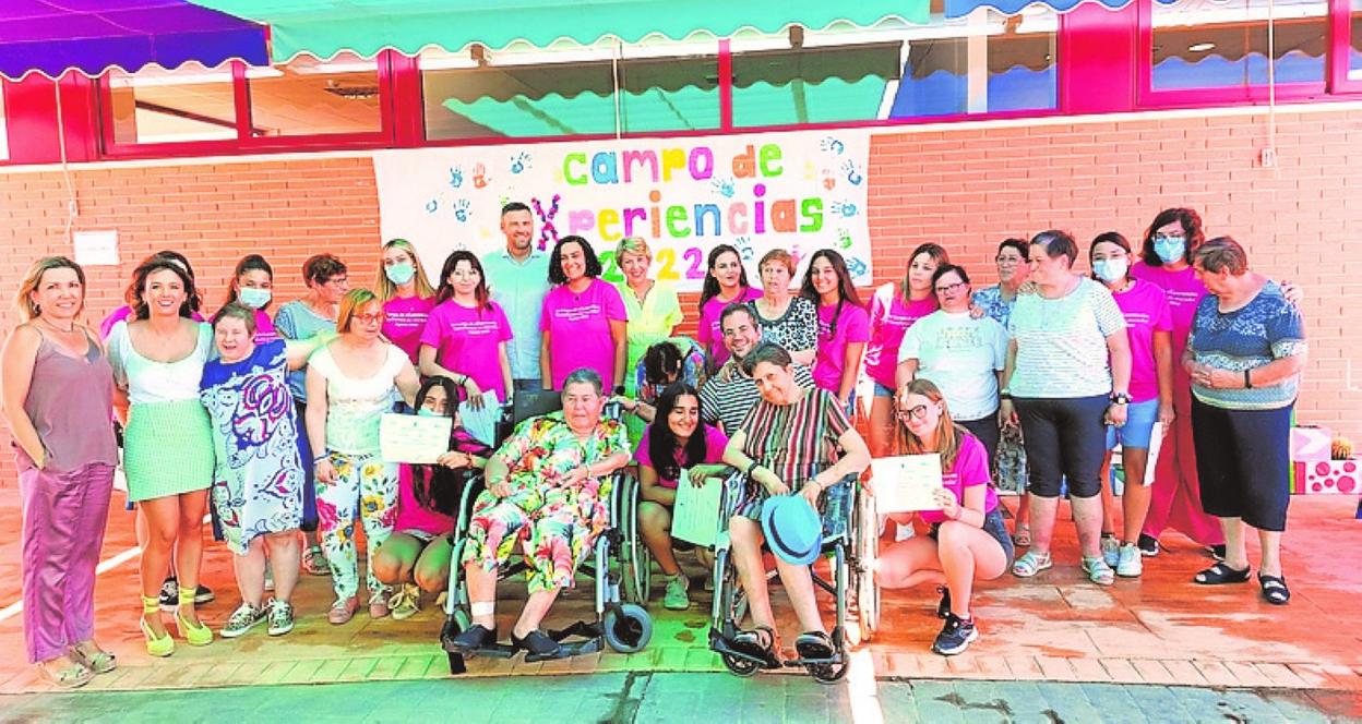 Jóvenes y usuarios del centro, en la gala de clausura. 