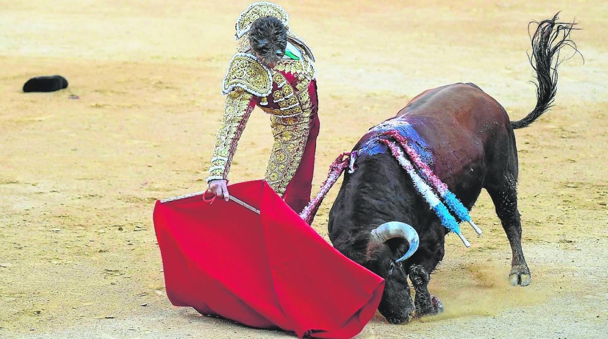 José Tomás da un pase en su encierro en la plaza de toros de Alicante. 